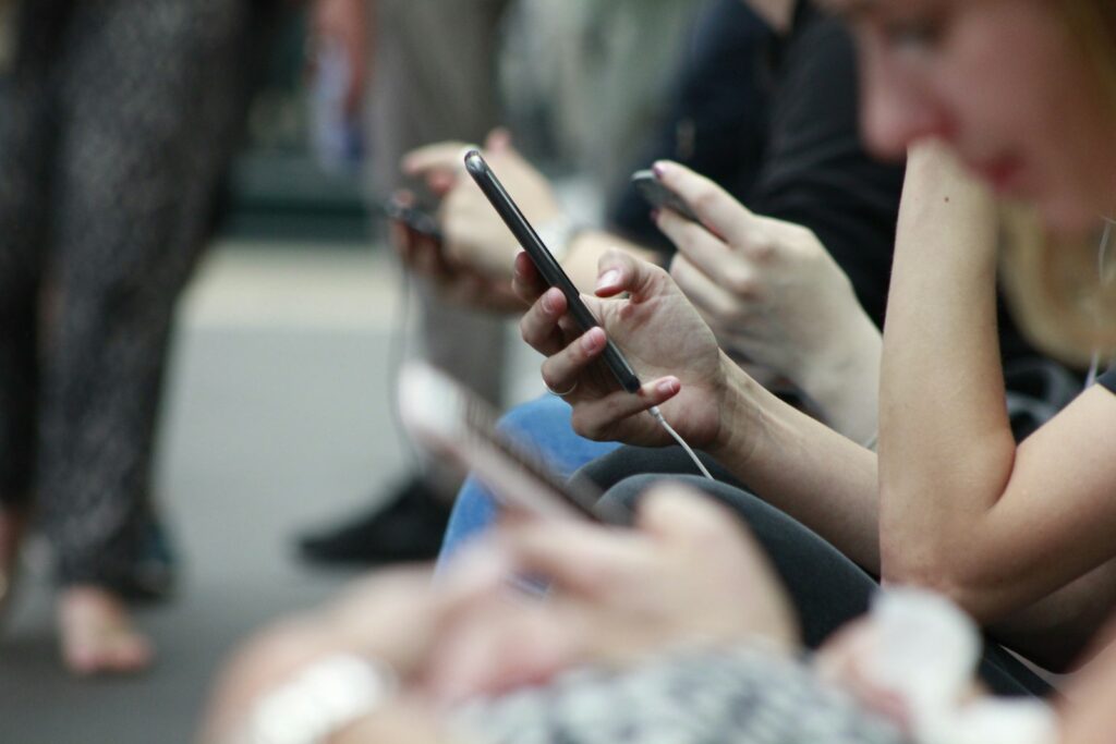 Przemyt telefonu komórkowego w więzieniu - zagrożenia i konsekwencje