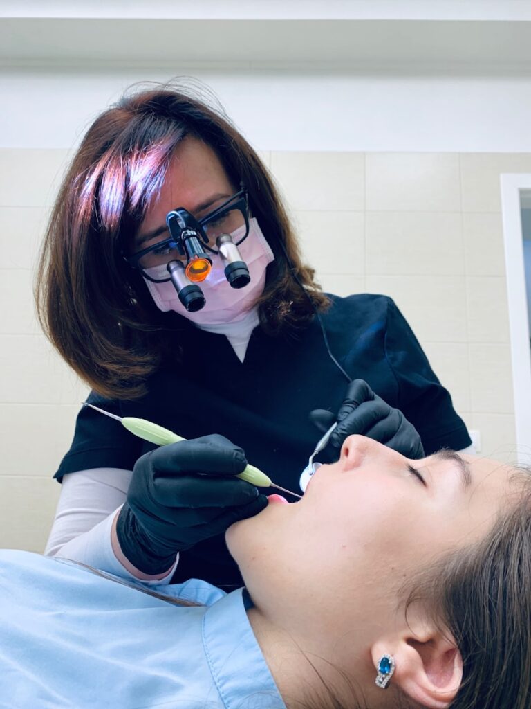 Porównanie zarobków lekarzy dentystów: od 30 do 50 tysięcy miesięcznie